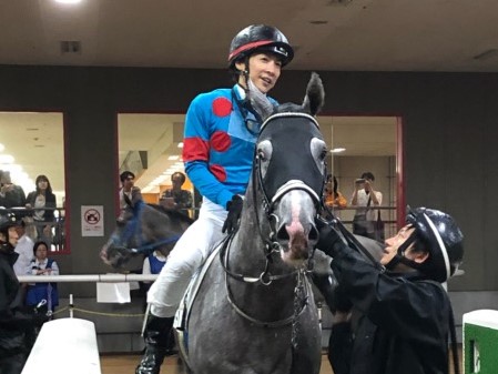 土曜東京５Ｒ新馬は１０番人気の伏兵ヴィンカマヨールが大外一気の差し切り勝ち