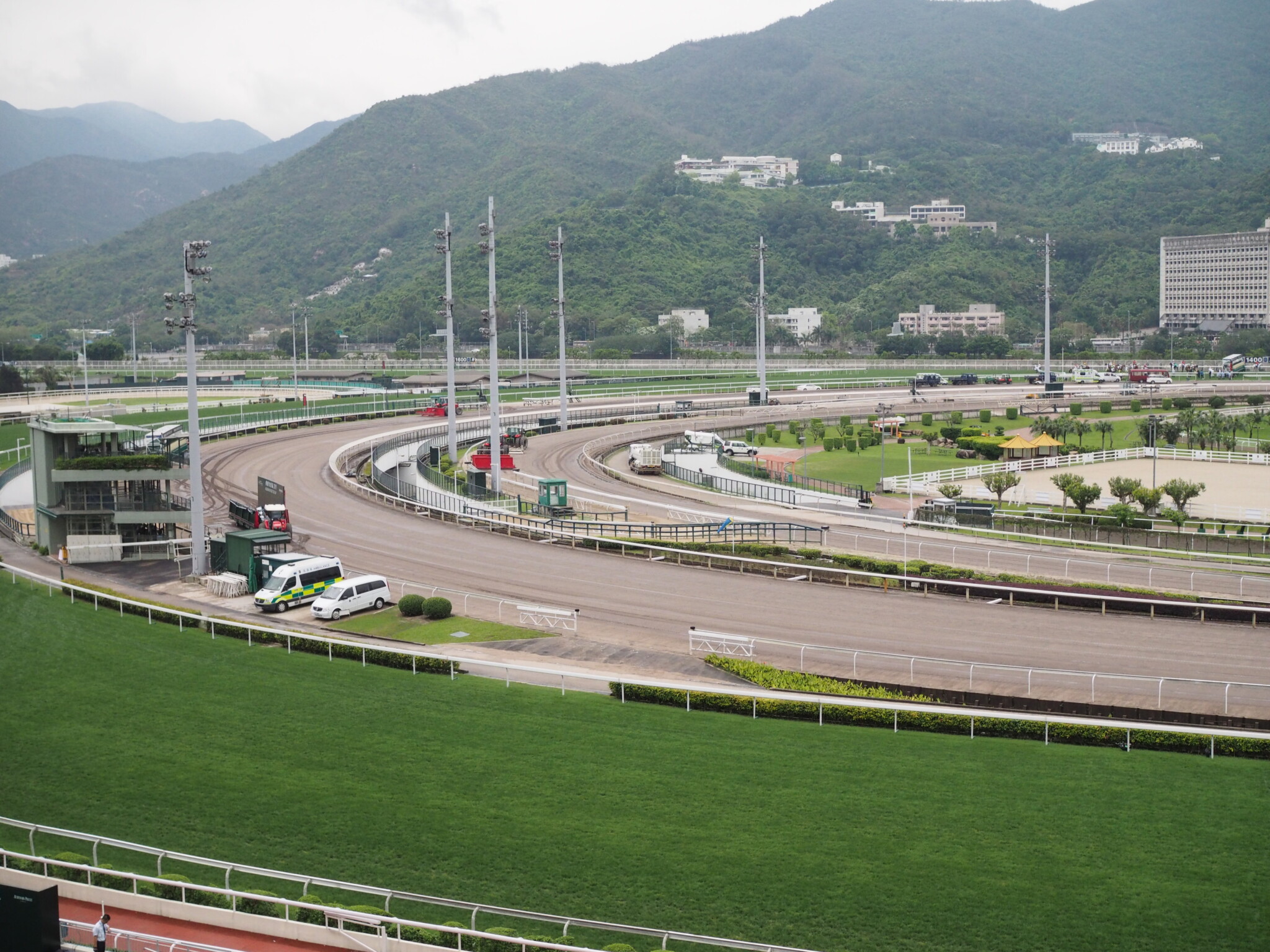 【香港スプリント】4コーナーで4頭が落馬事故 スカイフィールドが勝利