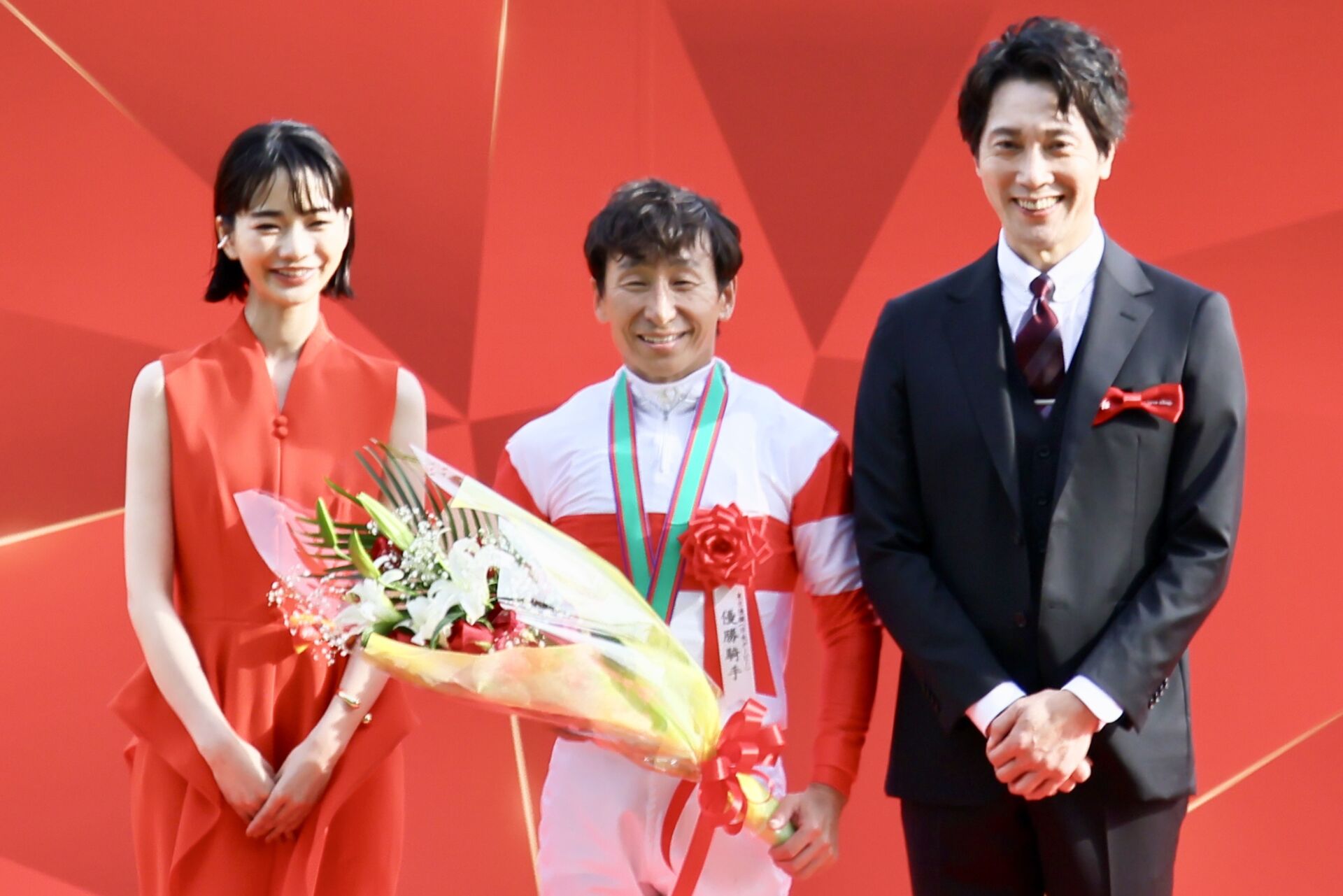 日本ダービー】佐々木蔵之介＆見上愛がプレゼンターを務める…佐々木