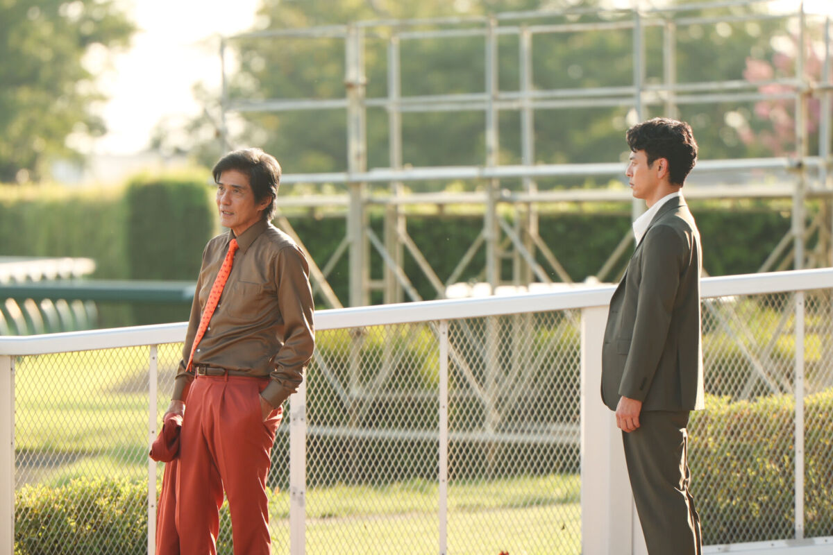 栗須栄治(妻夫木聡)&山王耕造(佐藤浩市)が競馬場のパドックにて
