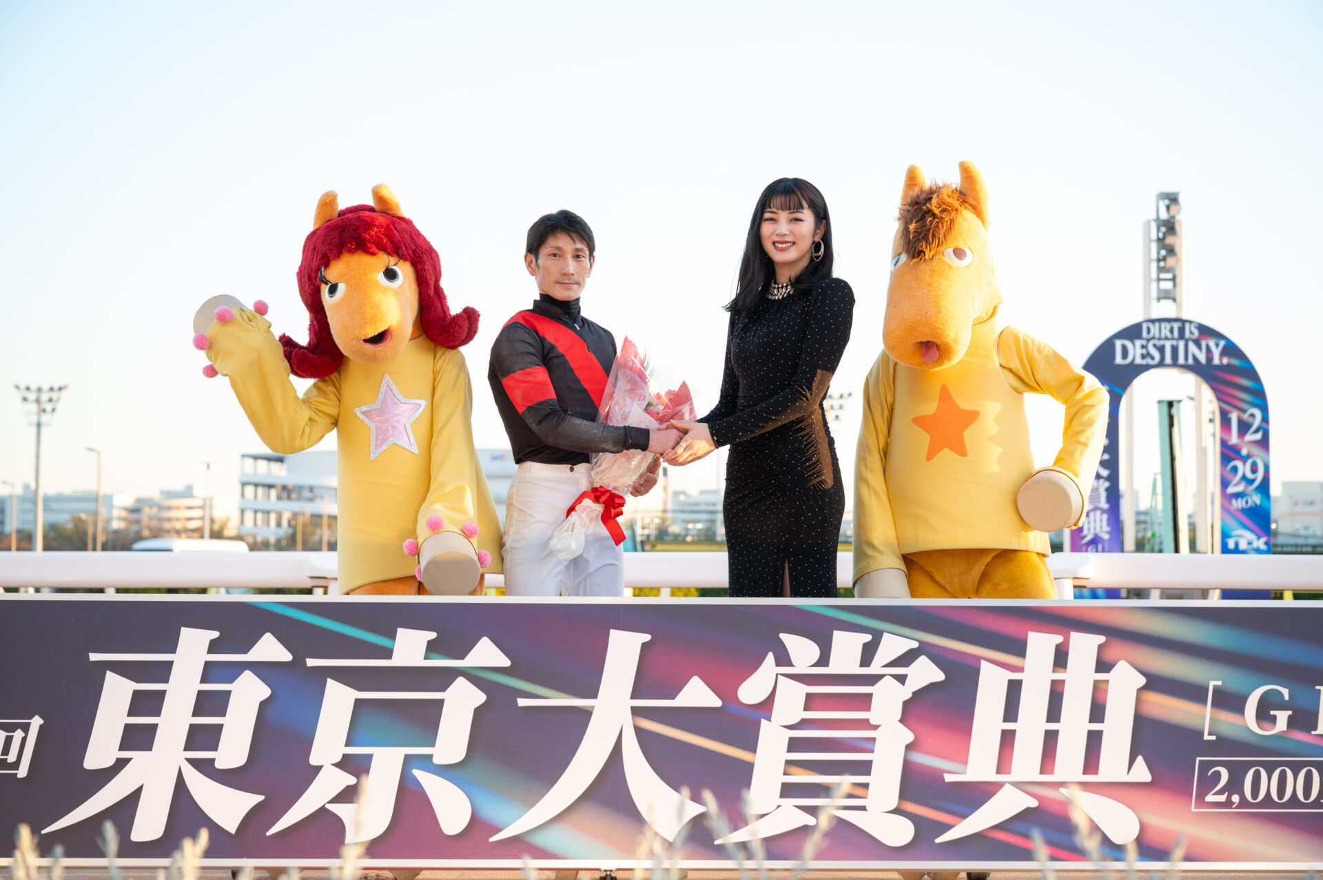 東京大賞典】池田エライザが大井競馬場に登場…初競馬観戦にドキドキ
